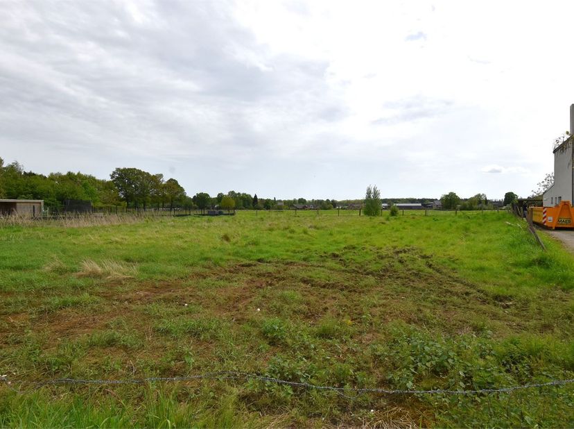 Gunstig en centraal gelegen bouwgrond voor OB van 1040 m² op landelijke toplocatie vlakbij centrum Vorst-Laakdal.   Dit schitterend perceel is ideaal