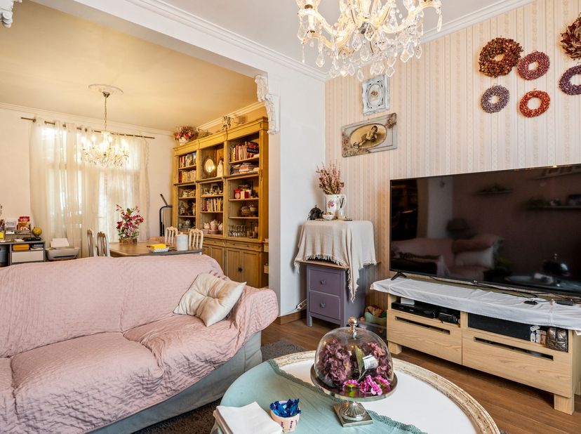 Karaktervolle woning met handelsruimte en tal van mogelijkheden<br />
<br />
Oorspronkelijk werden hier rond 1930 twee naast elkaar gelegen woningen
