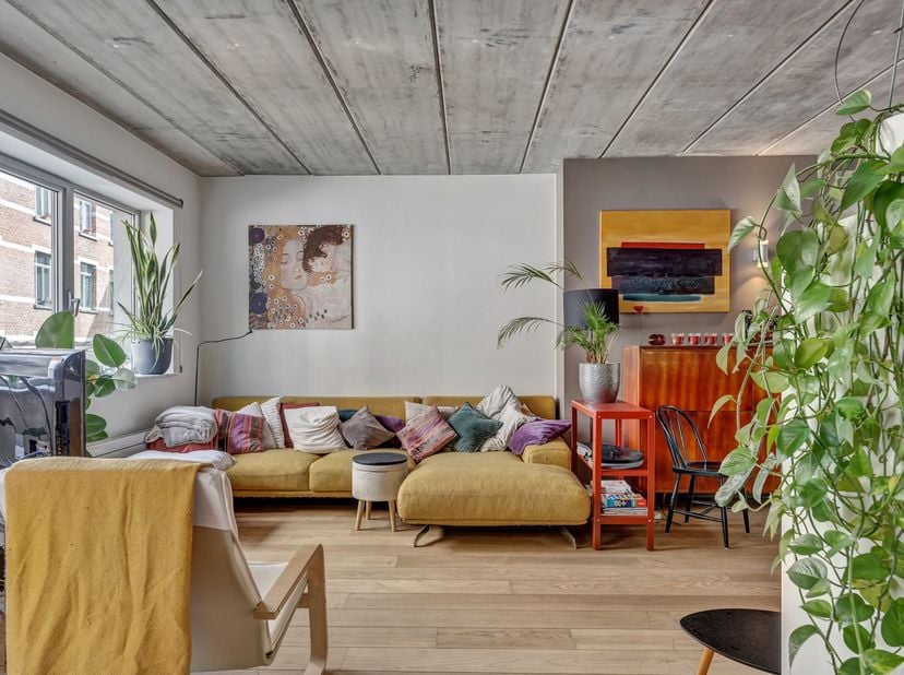 Idéalement situé dans le Pentagone de Bruxelles, à proximité du centre historique, au 2e étage d’un immeuble de caractère, nous vous proposons ce loft