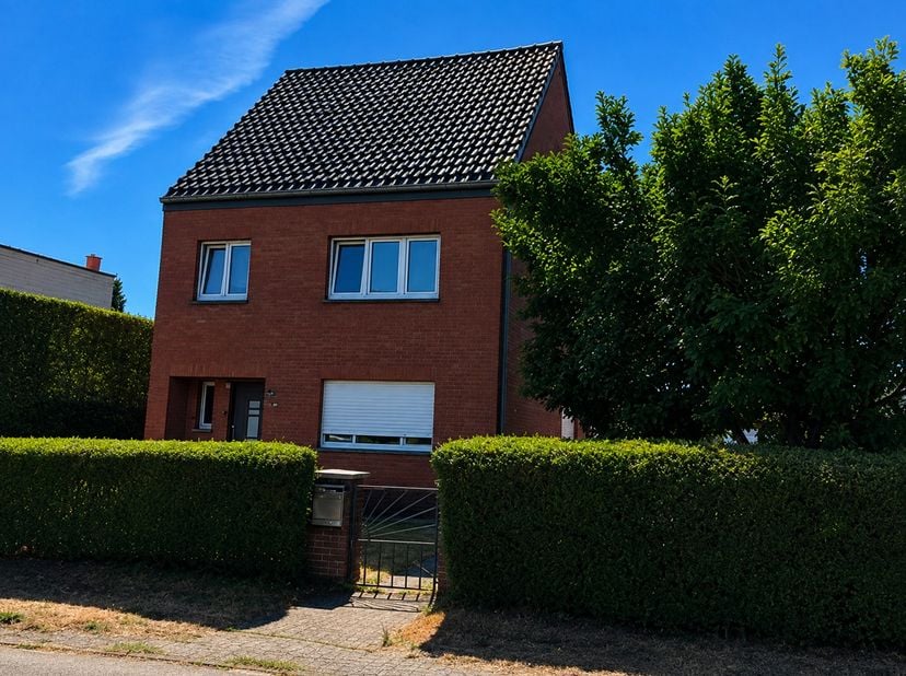 <br />
Logisch ingedeelde woning op een perceel 796 m², voorzien van de volgende eigenschappen:<br />
` gesitueerd in een groene en residentiële woonw