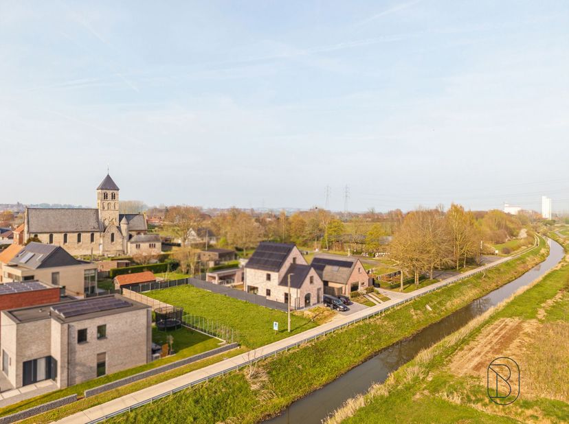Deze brouwgrond is prachtig gelegen (zicht op groen, en op de kerk), en geschikt voor de bouw van een open bebouwing. <br />
<br />
Geen bouwverplic