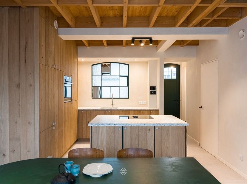 RONSE - Bent u op zoek naar een huurwoning waar comfort, duurzaamheid en stijl naadloos samenkomen? Deze volledig gerenoveerde stadswoning biedt een u