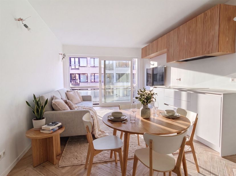 Superbe studio rénové et prêt à emménager au coeur de Middelkerke<br />
Idéal comme résidence secondaire élégante, investissement serein ou pied-à-te