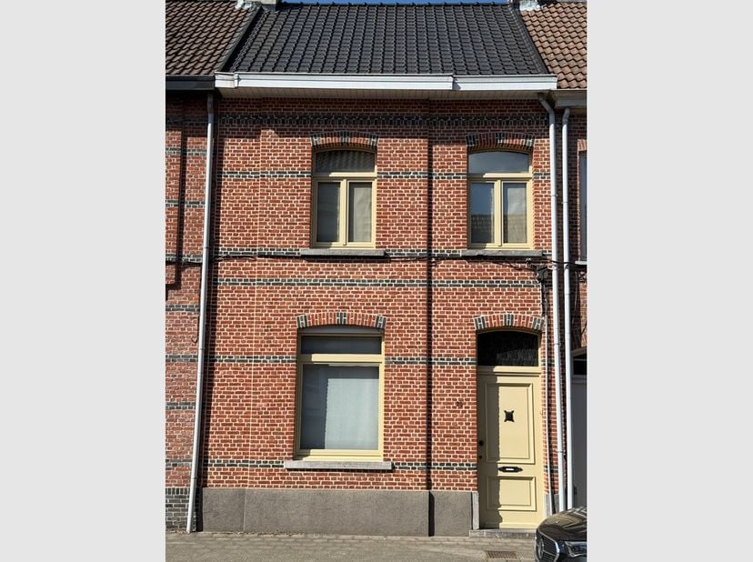 Rijhuis met aangename stadstuin in het centrum van Hamme<br />
<br />
Indeling: de inkomhal biedt toegang tot een praktische berging en een aangename,