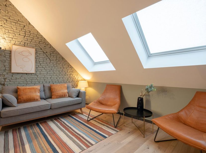Dit gemeubileerde duplex appartement is gelegen op de derde verdieping van dit in 2018 gerenoveerde gebouw en wordt verhuurd voor een korte termijn va