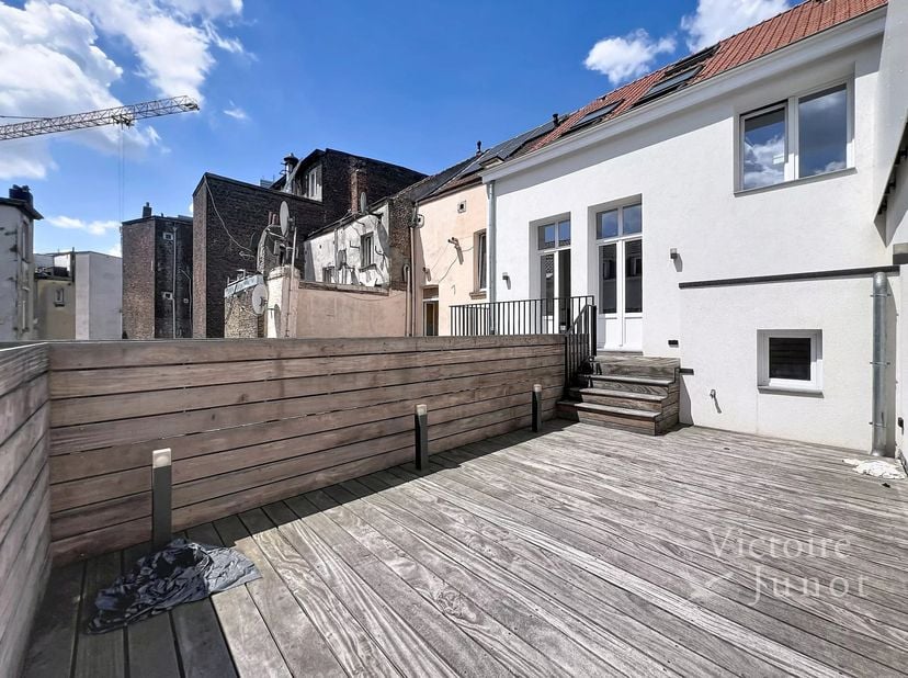 Bien présenté par Carla Rodriguez : carla.rodriguez@victoire.be<br />
Victoire Junot vous propose un immeuble  récemment rénové de 290m² (selon PEB),