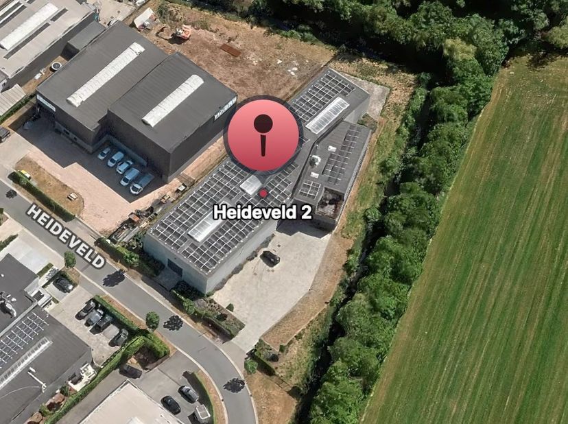 Gelegen in de zeer gegeerde KMO zone aan de oprit van de E34 en de R4 is deze moderne loods terug te vinden. De loods beschikt over een totale oppervl