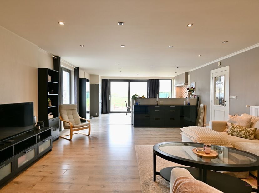 Na een recente transformatie rondom de woning,&amp;nbsp;stellen we deze charmante 2-slaapkamerwoning voor met tal van mogelijkheden. Dankzij het aanwezige