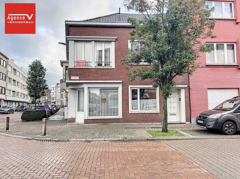 Cette maison d'angle est située à distance de marche de la plage et du centre-ville. La propriété, anciennement utilisée comme bureau au rez-de-chauss