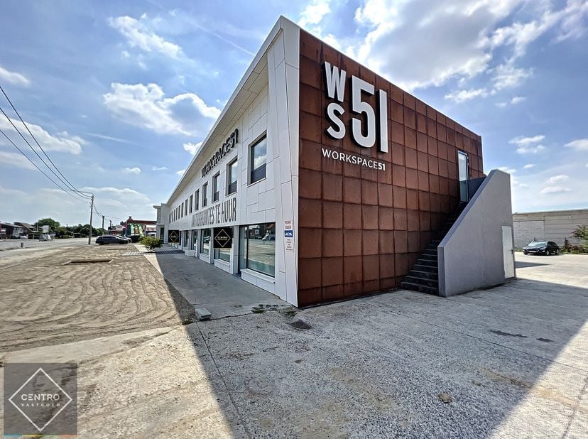 Bemeubelde kantoorruimten. 25-32-38-42-47-67 m².<br />
<br />
AFWERKING:&amp;nbsp;<br />
Elk kantoor is standaard bemeubeld, en beschikt over een eigen ki
