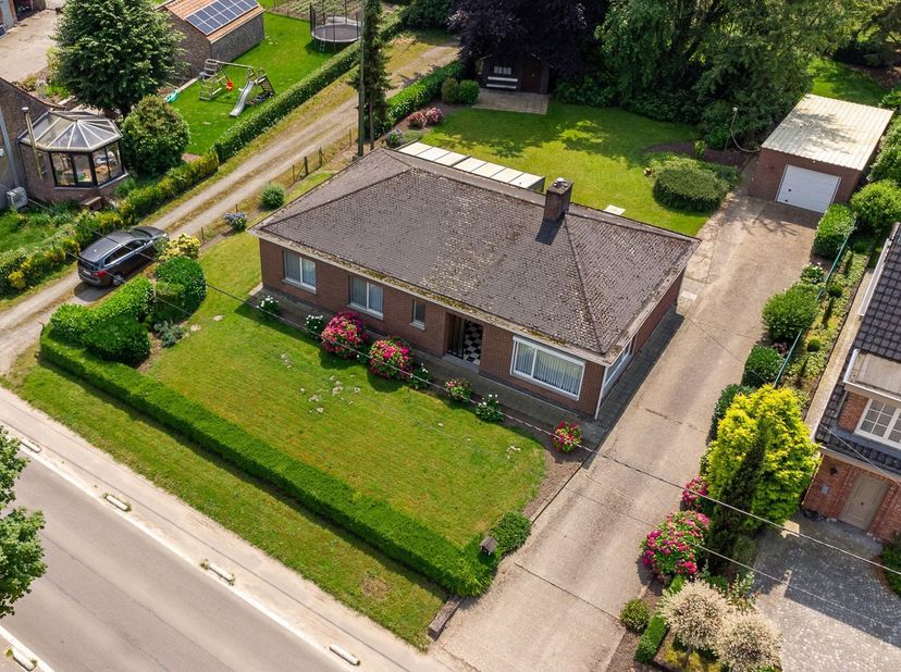 Deze charmante woning baadt in het licht en vormt de ideale thuisbasis voor wie op zoek is naar rust, ruimte en een uitgesproken landelijk karakter. G