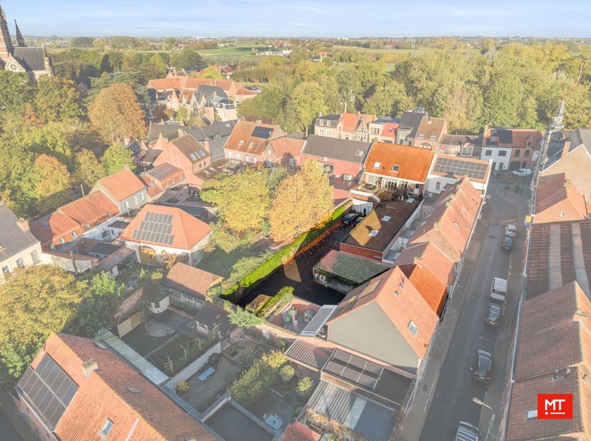 Dit voormalig winkelpand in hartje Dadizele biedt dankzij zijn indrukwekkende oppervlakte en uitweg tal van mogelijkheden. Ideaal voor een combinatie