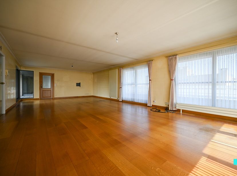 Deze unieke penthouse bevindt zich op de derde verdieping van residentie Retorica en is het enige appartement op deze verdieping, wat zorgt voor maxim