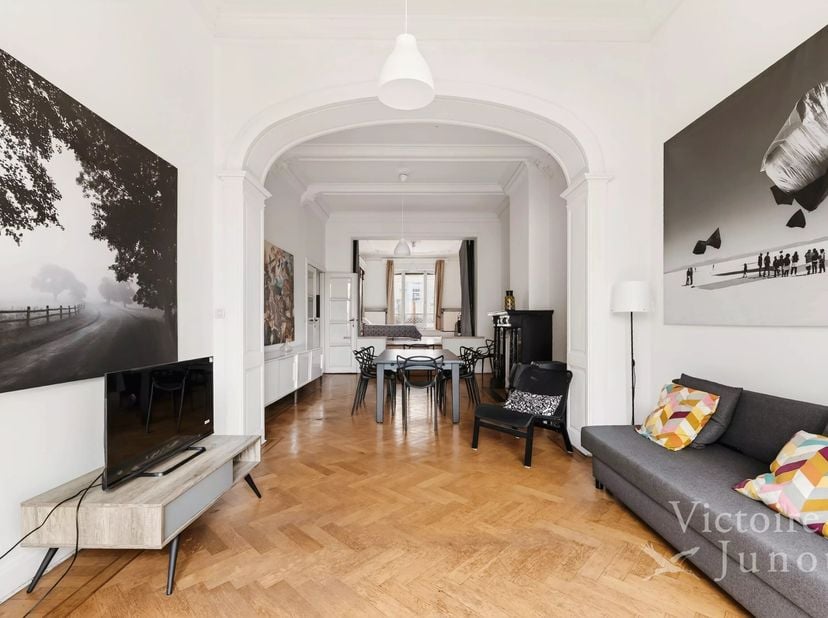 Gelegen aan een van de meest prestigieuze lanen in de wijk van het Place Brugmann, biedt deze prachtige triplex te renoveren een totale oppervlakte va