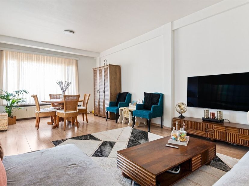 Locatie: Dit ruim tweeslaapkamerappartement van 98 m² is gelegen aan de Camille Huysmanslaan in de gegeerde Expo-wijk te 2020 Antwerpen. De centrale l
