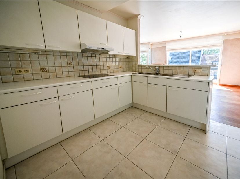 Appartement 116 m² op 2de verdiep met :<br />
<br />
Appartement : <br />
• inkom<br />
• ruime lichtrijke leefruimte<br />
• open keuken met keramisc
