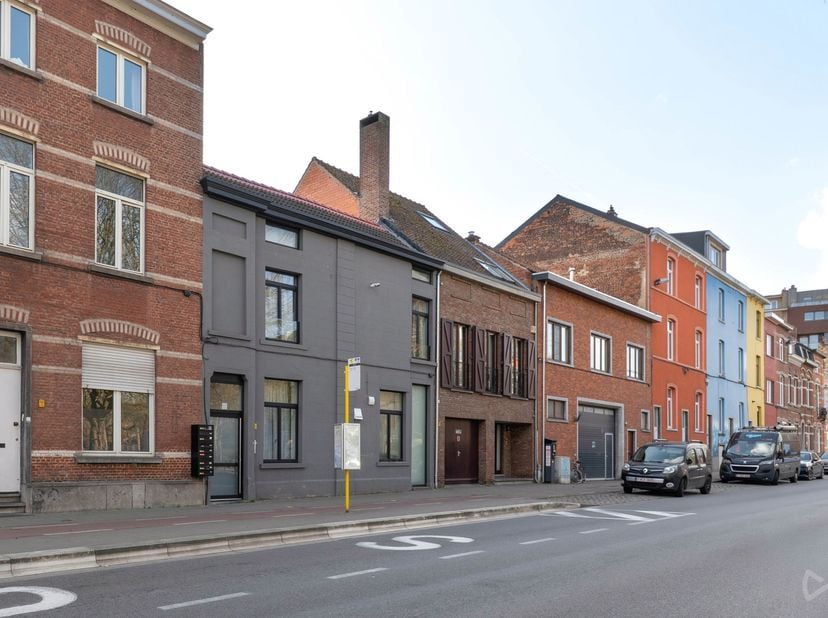 Vous recherchez un investissement judicieux ou un pied-à-terre idéal pour vos enfants étudiants ? Ce studio triplex unique, situé au 25 Brouwersstraat