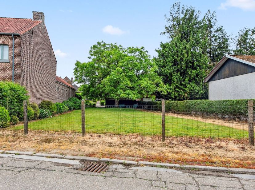 Rustig gelegen grond van 5a 15ca voor halfopen bebouwing in het landelijk Meldert bij Hoegaarden nabij het centrum en Sint-Janscollege.  Perceelbreedt