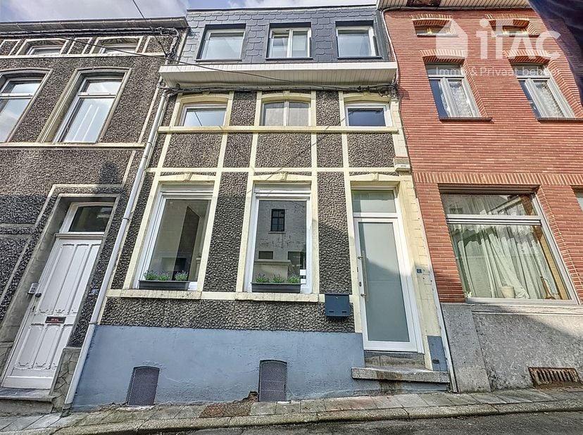 Gerenoveerde rijwoning met 3 slaapkamers en 2 badkamers pal in het centrum van Overijse!<br />
<br />
Op het gelijkvloers: Ruime en mooi belichte wo