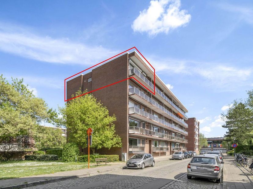 Rustig gelegen binnen de ring van Leuven ligt op de 4de verdieping dit ruime 2-slaapkamerappartement met zuid-gericht terras.<br />
Het appartement be