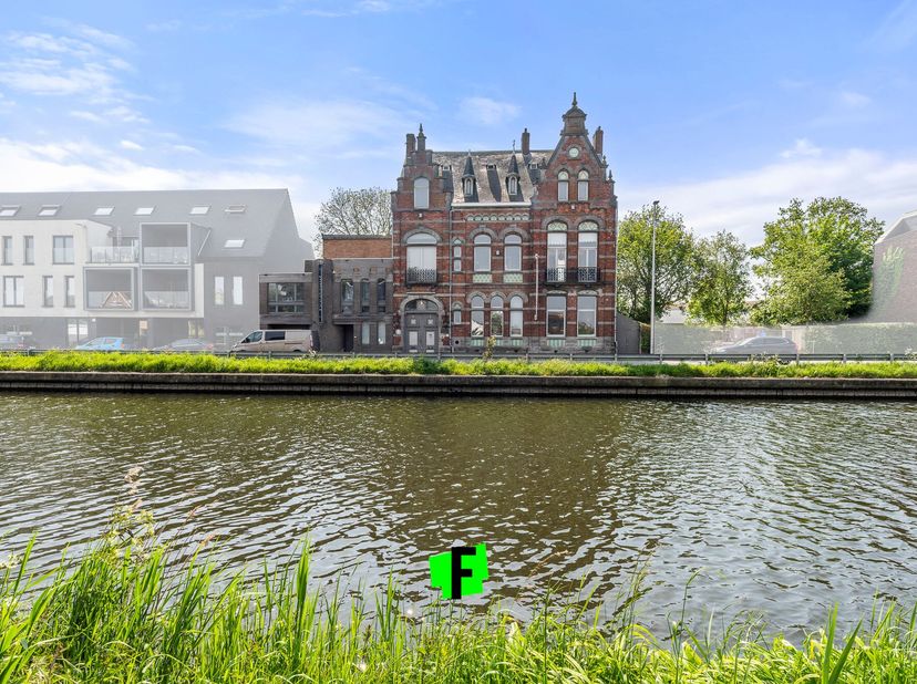 Pittoresk gelegen langs de vaart in Oudenburg, treffen we deze historische parel aan. De eclectische herenwoning dateert van 1899 en straalt een uniek