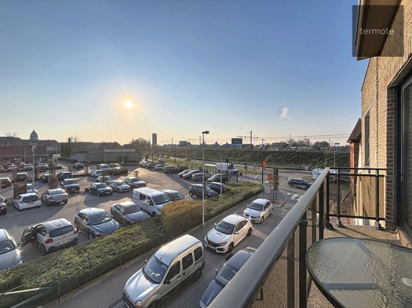 Op zoek naar een knus appartement op de 2de verdieping met open verzicht, 1 slaapkamer, terras en afgesloten autostaanplaats.<br />
Gelegen op een boo