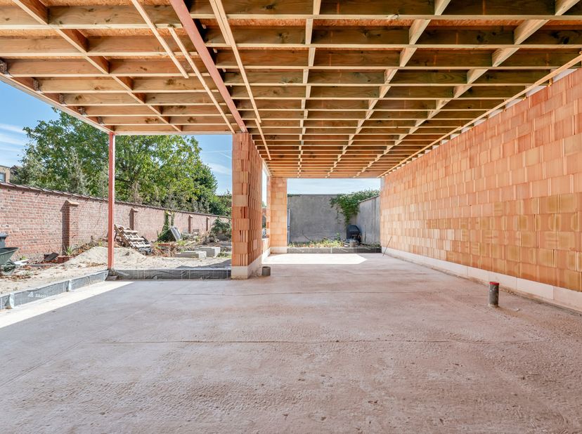 Deze goed gelegen herenwoning met garage en ruime tuin wordt u te koop aangeboden in hartje Ieper centrum.<br />
De woning werd recent volledig gestri