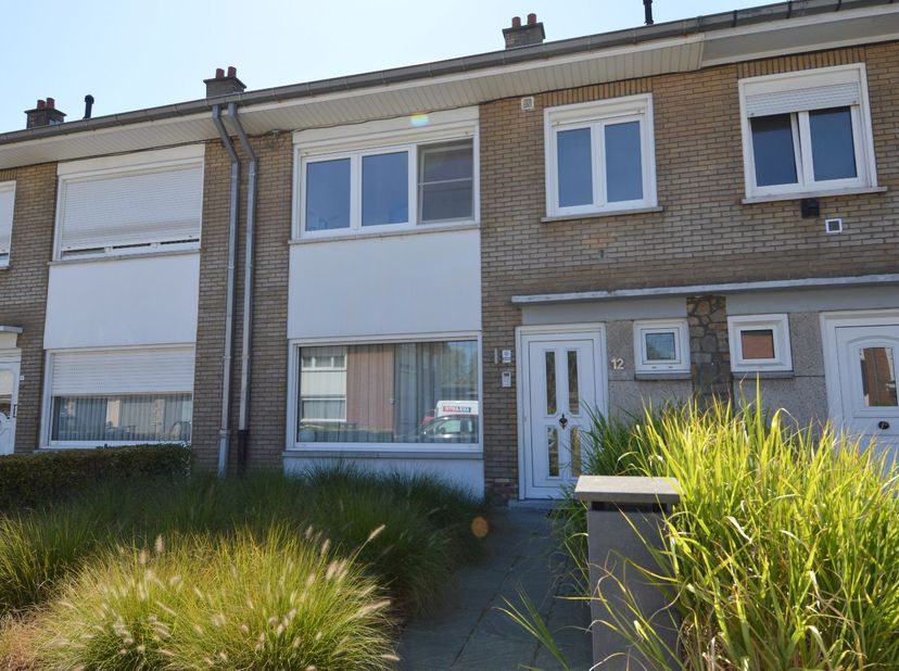 Deze volledig gerenoveerde en instapklare woning is rustig gelegen in een aangename woonwijk nabij het Gebroeders Van Raemdonckpark. Dankzij de gunsti