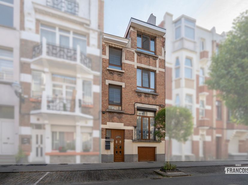À deux pas de la Place du Miroir, découvrez cette magnifique maison unifamiliale idéalement située dans un quartier résidentiel prisé. Vous profiterez
