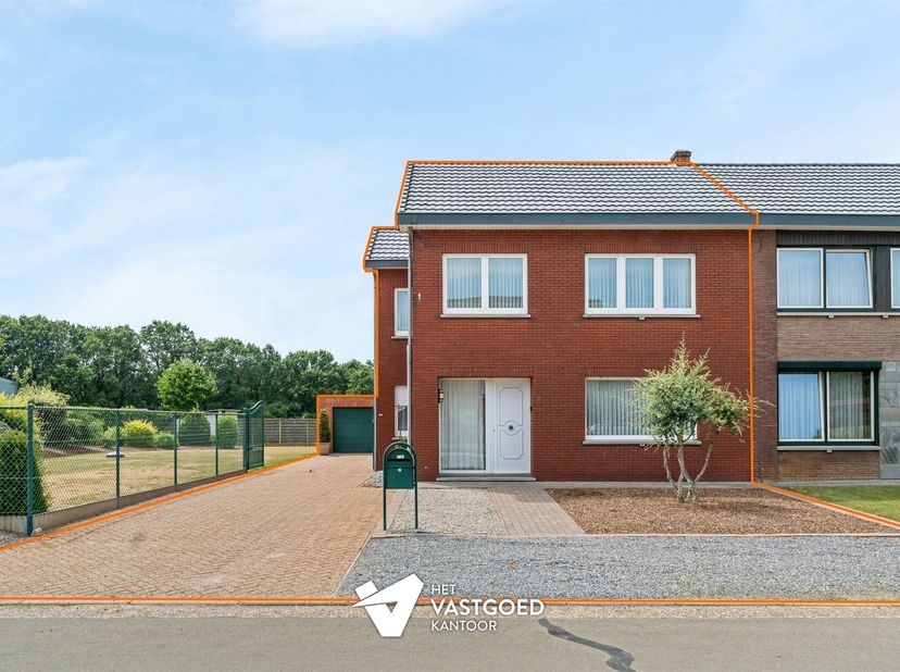 Verrassend ruime op te frissen HOB met 3 slaapkamers rustig gelegen op een perceel van 5a32ca te Beverlo.<br />
<br />
Belangrijkste troeven: <br />