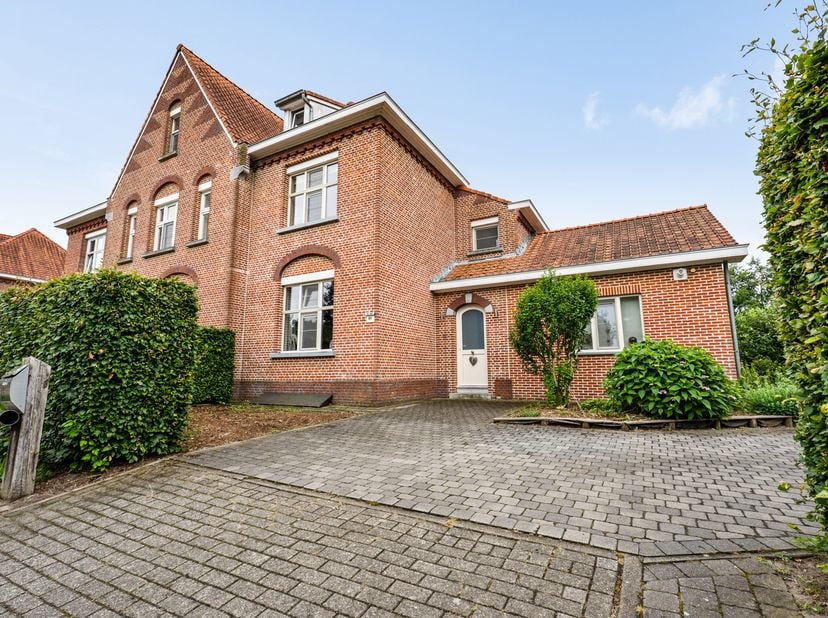 Ontdek deze charmante, gerenoveerde halfopen bebouwing, gelegen aan de Steenweg op Rijkevorsel 65 in Merksplas. De woning geniet van een unieke liggin