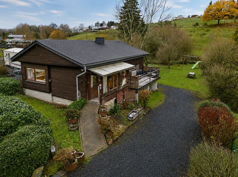ERA BLUX presenteert u dit charmante chalet, ideaal gelegen in Neffe, een groene en rustige omgeving op slechts enkele minuten van het centrum van Bas