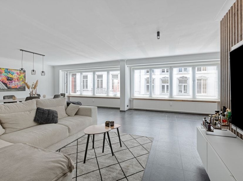 <br />
Op een uitstekende ligging in het centrum van Sint-Truiden, aan de Minderbroedersstraat 34, bevindt zich dit aangename en bijzonder ruime appar