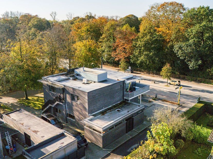 Deze recente, energiezuinige frituur (bouwjaar 2010) is uitstekend gelegen langs een drukke invalsweg naar Diksmuide. De zaak bevindt zich in de onmid