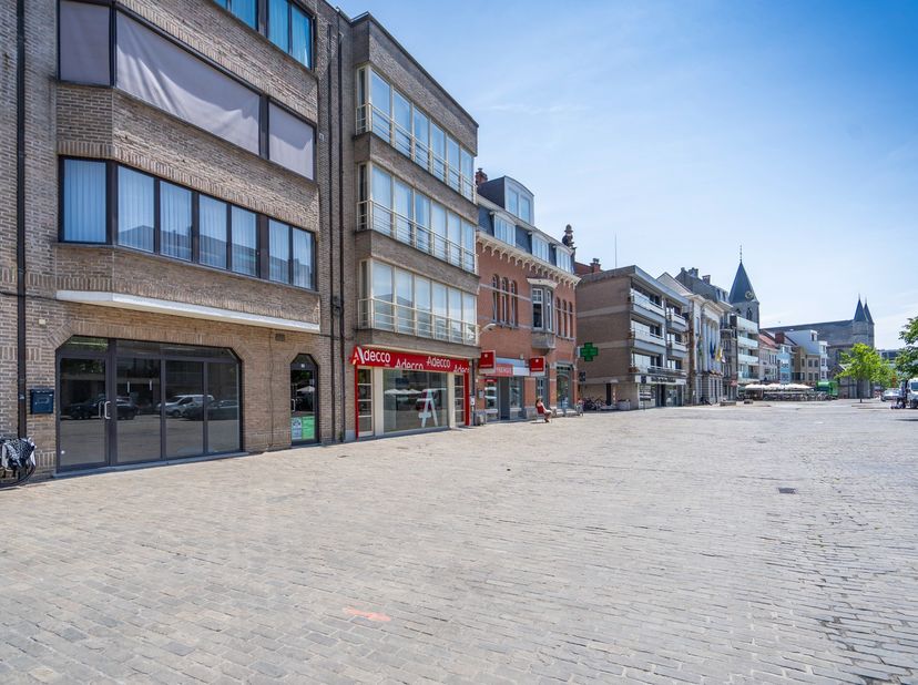 Midden in het hart van Deinze,&amp;nbsp;aan de Markt, bevindt zich deze veelzijdige handelsruimte van 139 m². De brede etalage zorgt voor een maximale vis