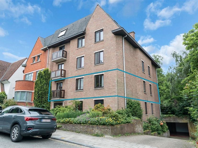 Op zoek naar een ruim en rustig gelegen appartement op een toplocatie? Dit verzorgde appartement in de Kloosterlaan te Heverlee biedt maar liefst 4 sl