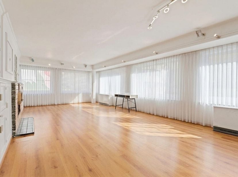 Te koop: hoekappartement in het hartje van Oostende, op slechts 100 meter wandelen van de Zeedijk. Dit appartement ligt in de Langestraat, midden in h