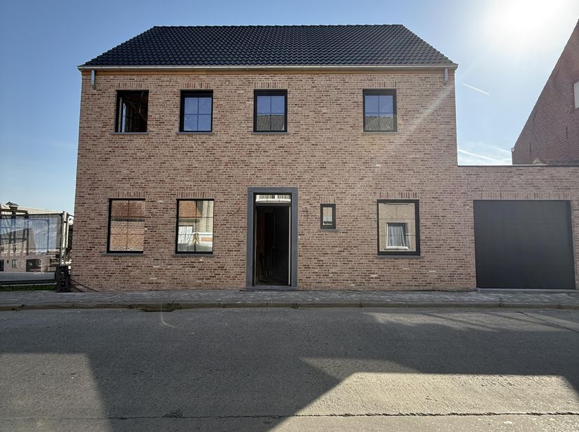 Langs de Cayennestraat te Langemark-Poelkapelle werd recent gestart met de ruwbouwwerken van een halfopen Pastoriewoning.&amp;nbsp;&amp;nbsp;<br />
Oplevering
