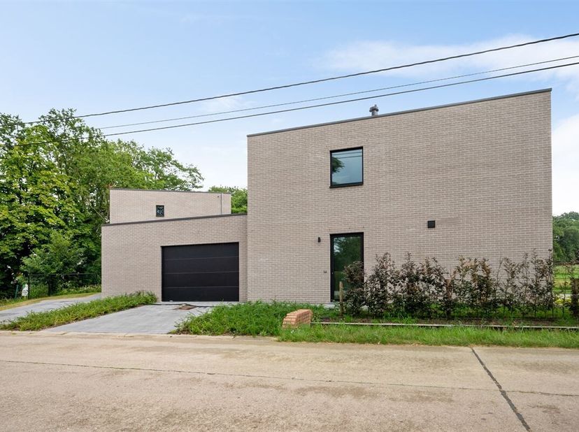 Rustig gelegen, moderne nieuwbouwwoning op een ware A-locatie te Sint-Katelijne-Waver.<br />
Deze nieuwbouw gezinswoning is recent afgewerkt en werd g