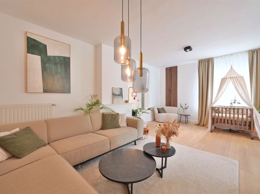Bent u op zoek naar een instapklare woning waar comfort, kwaliteit en energiezuinigheid hand in hand gaan? Dan zal deze prachtig gerenoveerde woning u