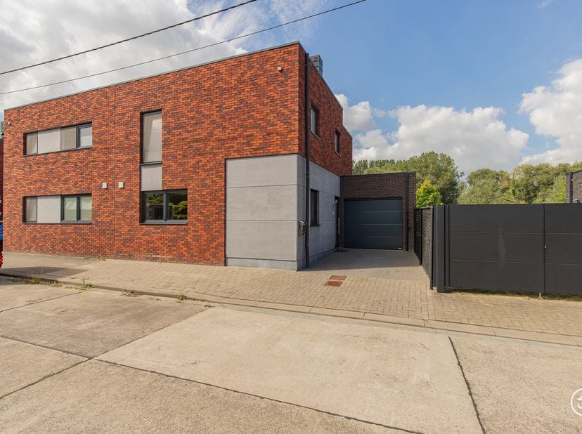 PLAN JOUW BEZOEK: calendly.com/julimmo/donkstraat<br />
Vandaag nemen we je mee naar deze moderne halfopen bebouwing gelegen in een groene omgeving en