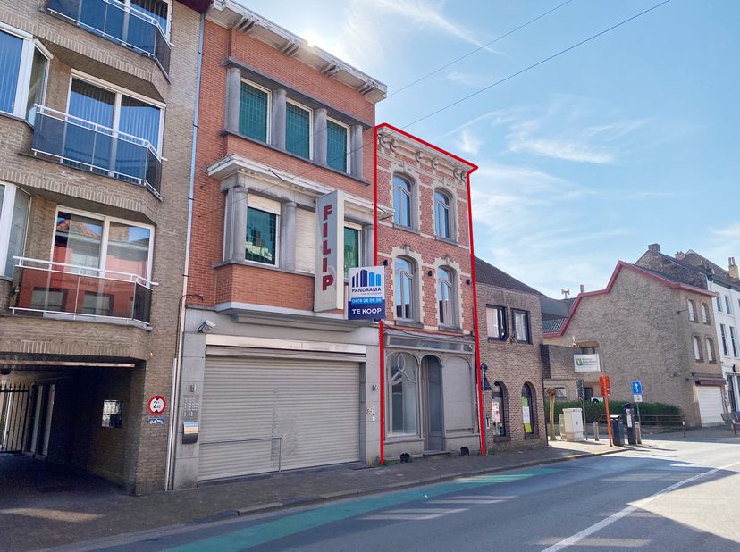 Bent u op zoek naar een woning met een uniek verhaal en eindeloze mogelijkheden? Dit solide pand uit 1957, gelegen in de levendige Bruggestraat, ademt