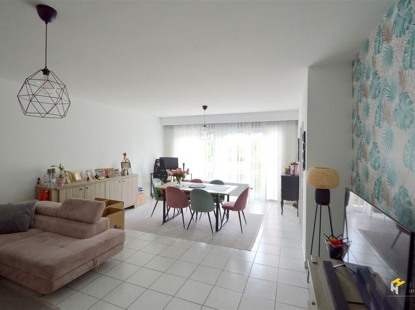 L'appartement est situé au 1er étage d'un petit immeuble bien entretenu de 2 étages, dont le toit est isolé. Les charges fixes sont de 258 €/mois et c