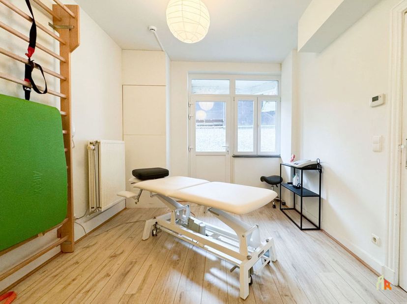 MIRROR Immobilier vous propose à la location un cabinet / bureau de 16 m² idéalement situé à Liège, à deux pas de la Médiacité et du centre-ville.<br