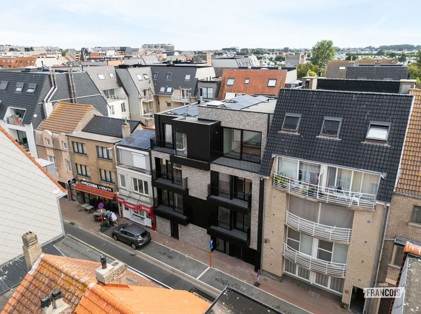 Nieuwbouwappartement met 2 slaapkamers, 2 terrassen en topligging op 50 meter van het centrum en 500 meter van de zee.<br />
Bent u op zoek naar een e