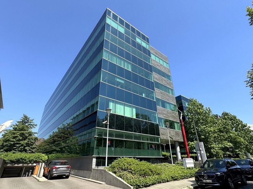 369m² kantoorruimte op gelijkvloers van gebouw A<br />
Ligging: commercieel gelegen langs Antwerpse Ring; vlakbij station van Berchem<br />
Specificat