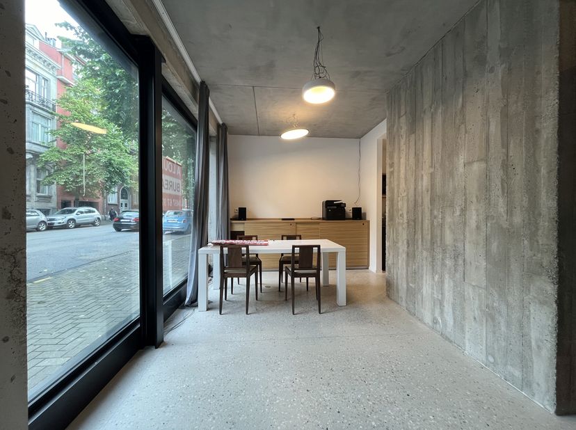 Kantoor met opslagruimte en ingebouwd bureau van ongeveer 30 m², kitchenette en apart toilet. Dubbele beglazing. Onroerende voorheffing te betalen doo