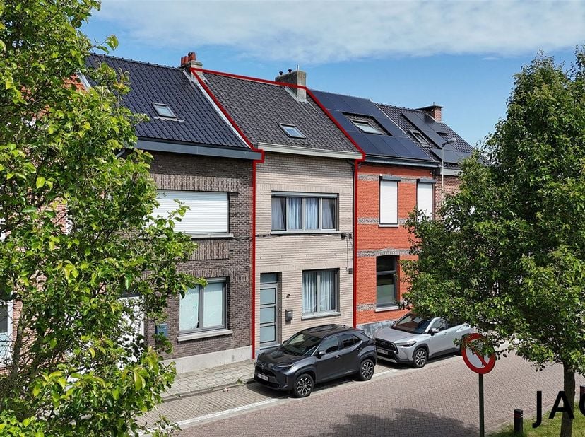 Bent u op zoek naar een gezinswoning met een gezellige afgesloten tuin in een rustige buurt? Deze rijwoning telt 3 slaapkamers en is volledig gerenove