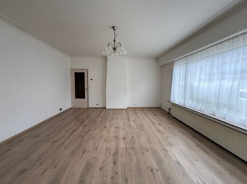 Ligging: Gelijkvloers appartement met 1 slaapkamer en dressing, rustig en centraal gelegen in Brasschaat. Winkels, openbaar vervoer, scholen en invals