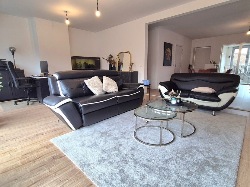 Prachtige handelszaak met appartement te Kuurne op een toplocatie, omvattende o.a.:<br />
Op het gelijkvloers bevindt zich een polyvalente handelsruim